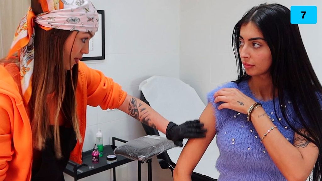 Marieta visita el estudio de Andrea Bueno para hacerse un tatuaje de raza (1/2)