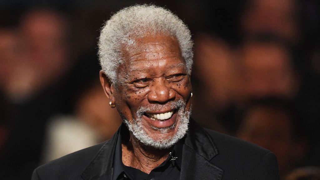 Morgan Freeman lleva un pendiente en cada oreja