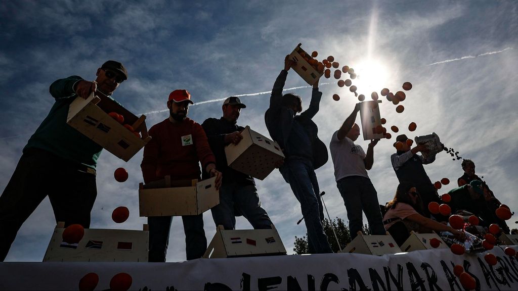 Agricultores arrojan verduras al suelo en señal de protesta en el Puerto de Valencia