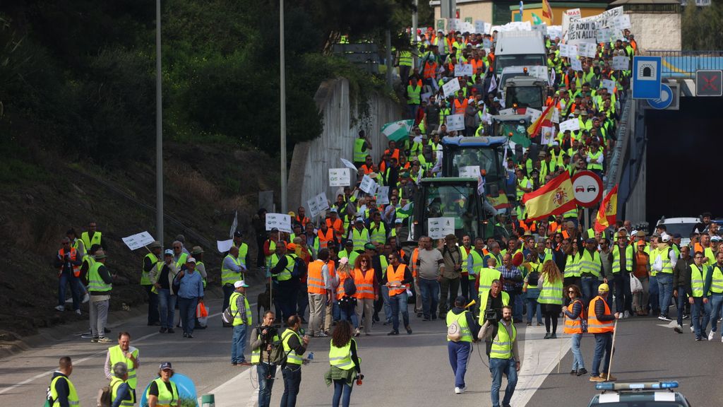 Agricultores circulan por la carretera en las protestas agrarias en Algeciras