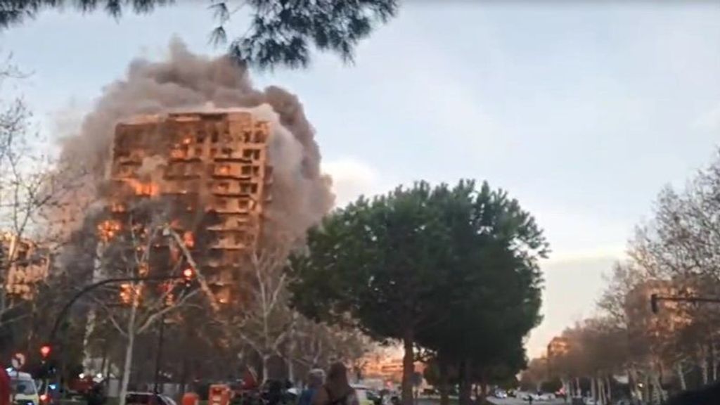 Carlos, jefe de la delegación de Mediaset Valencia: “Pocas veces se ha visto un incendio así en el centro de Valencia”