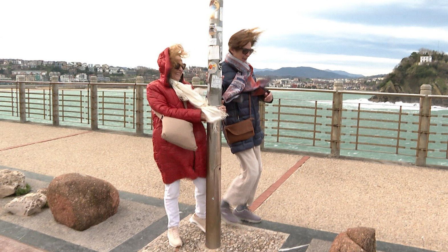 Cualquier elemento del mobiliario urbano ha sido bueno para evitar salir volando esta mañana en Donostia