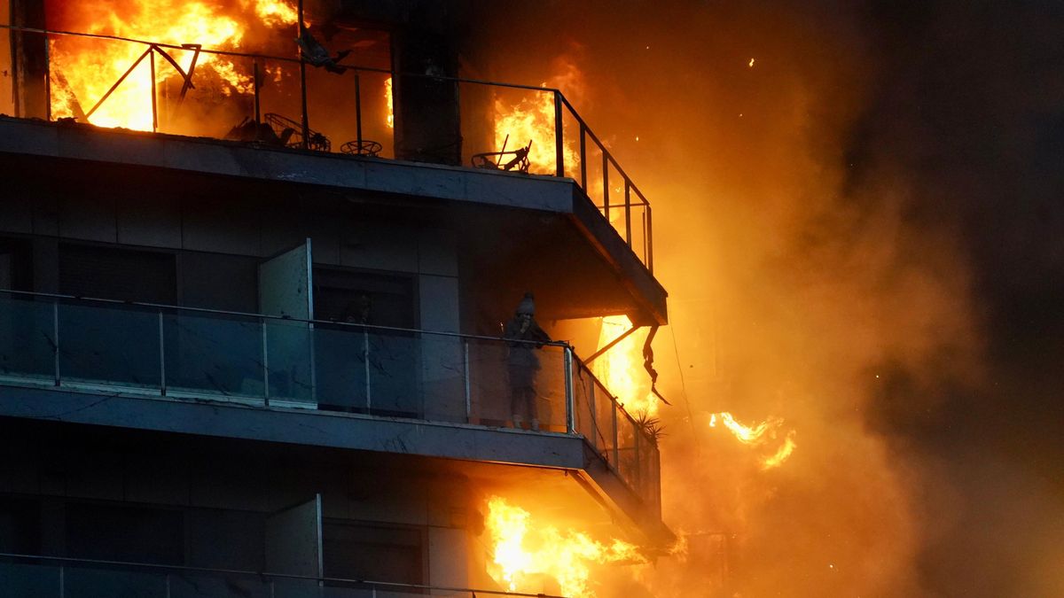 Dos vecinos del vecino atrapados en su terraza