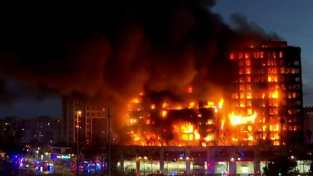 El edificio en llamas de Valencia