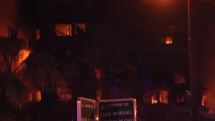 El fuego se mantiene en el bloque residencial de Valencia