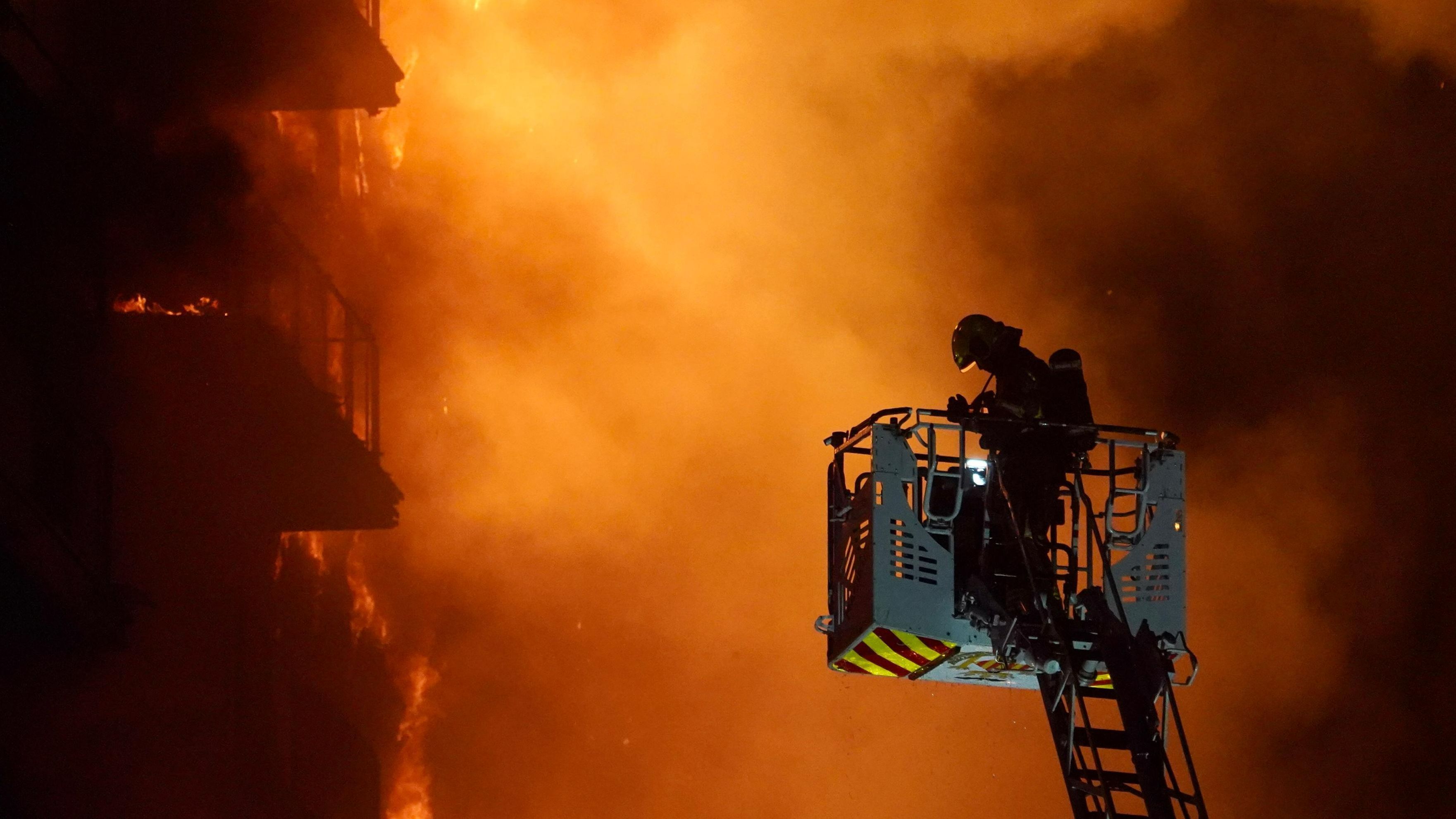 El trabajo de los bomberos en la zona del edificio incendiado en Valencia