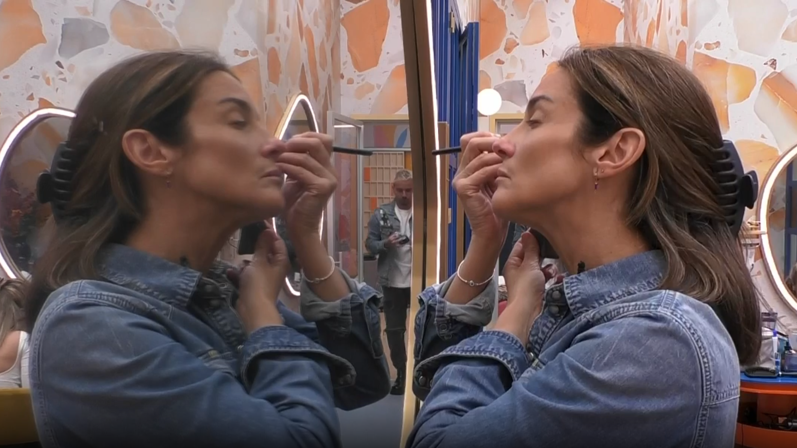 Elena maquillándose