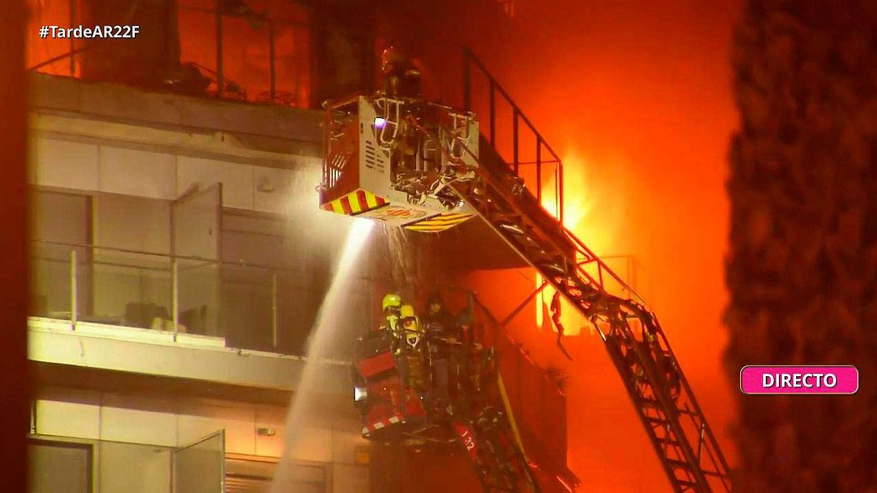 Los bomberos logran rescatar a los vecinos atrapados por el fuego en el edificio incendiado en Valencia