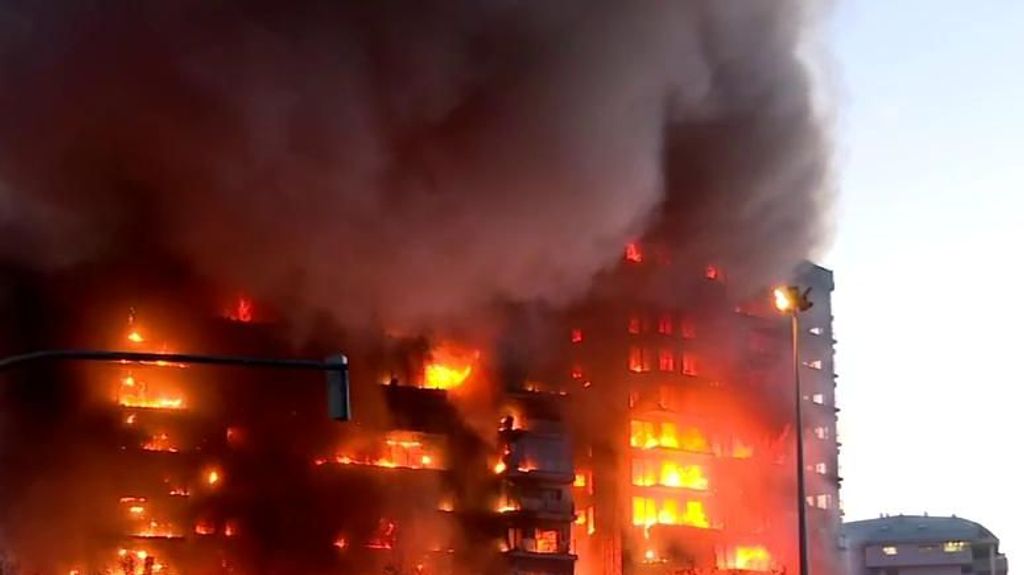 Las llamas se extienden en el edificio de Valencia incendiado