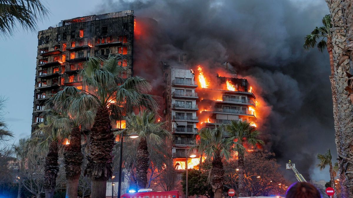 Los bomberos intentan rescatar a vecinos atrapados por el fuego desde los balcones