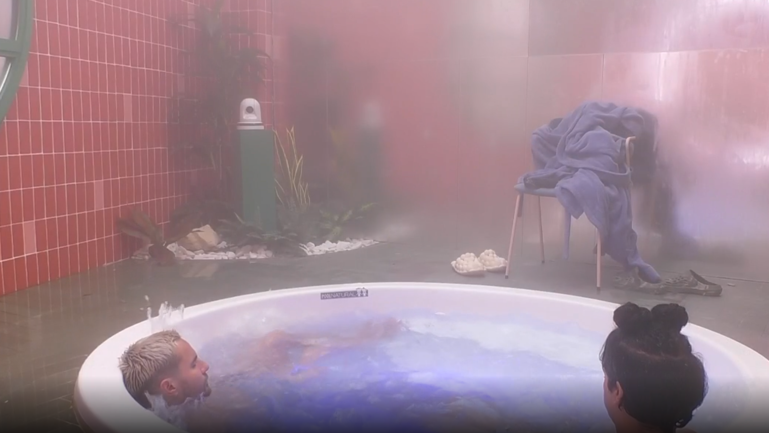 Manuel y Keroseno en el jacuzzi