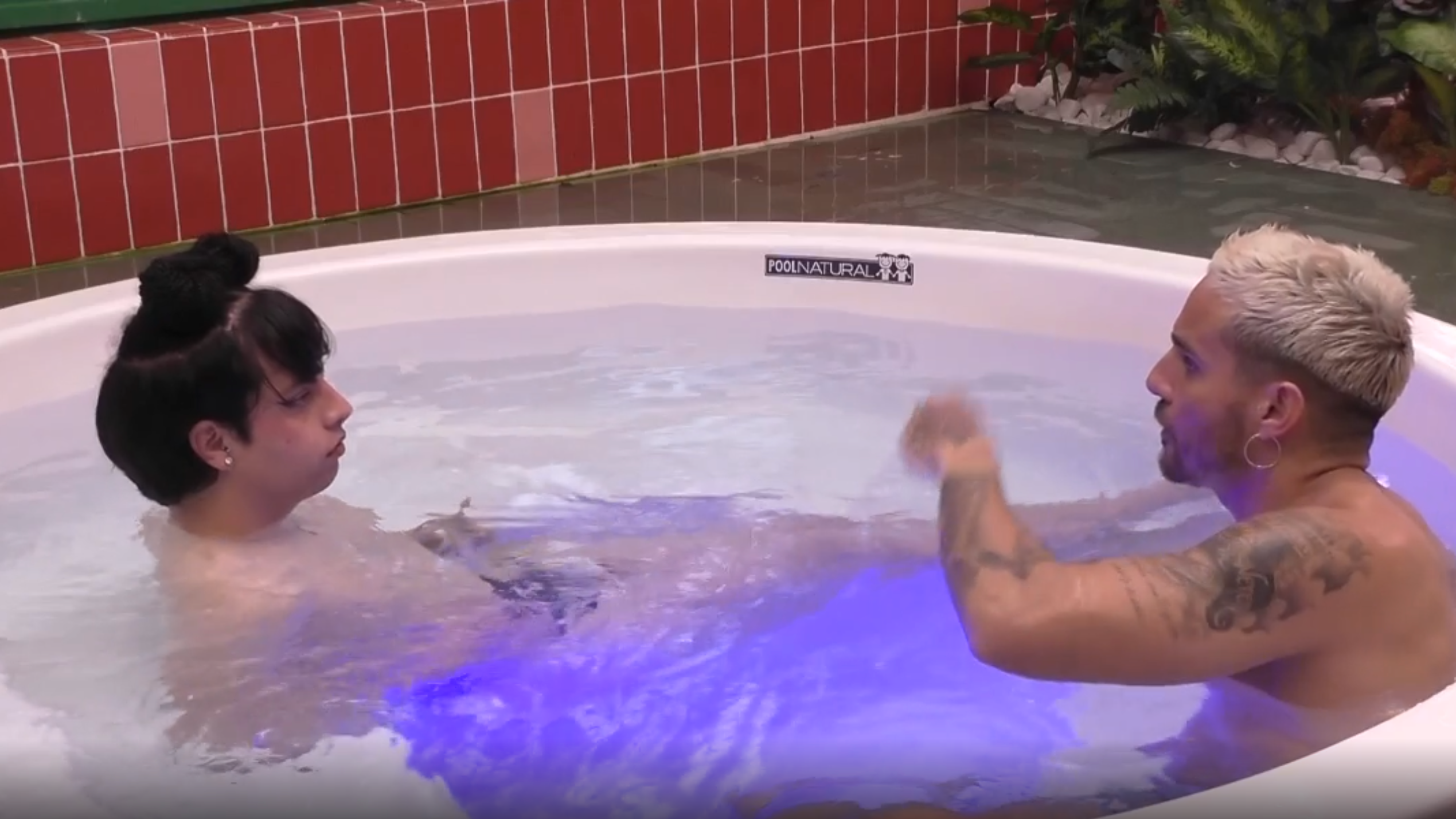Manuel y Keroseno en el jacuzzi