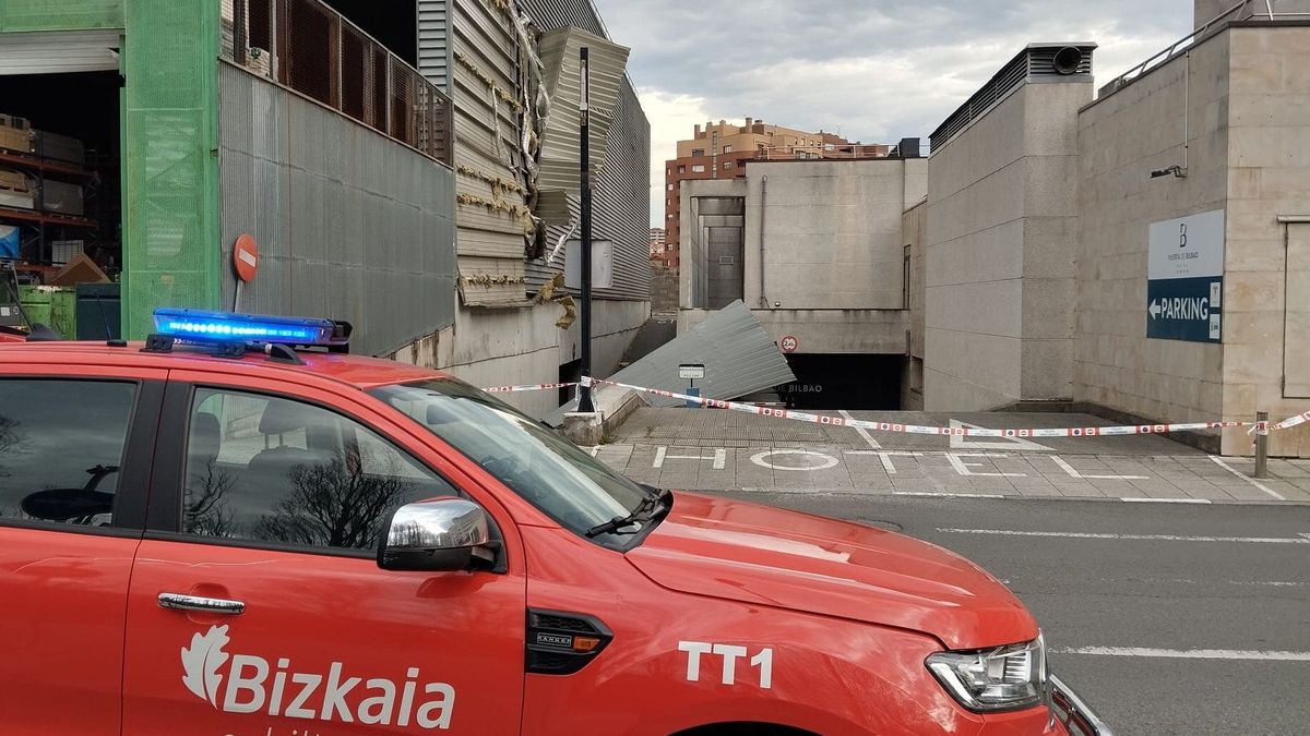 Parte de la fachada arrancada en el Leroy Merlin de Megapark