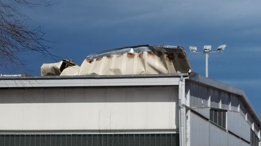 Tejado arrancado por el viento en Zorroza