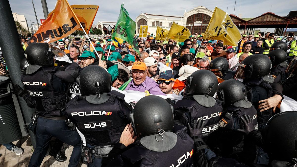 Tensión en la protesta de agricultores y ganaderos en el Puerto de Valencia