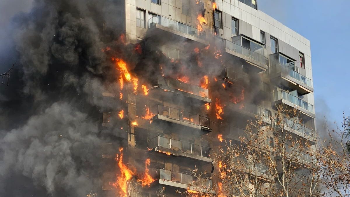 Un incendio de grandes proporciones quema un edificio de 14 pisos en el barrio de Campanar
