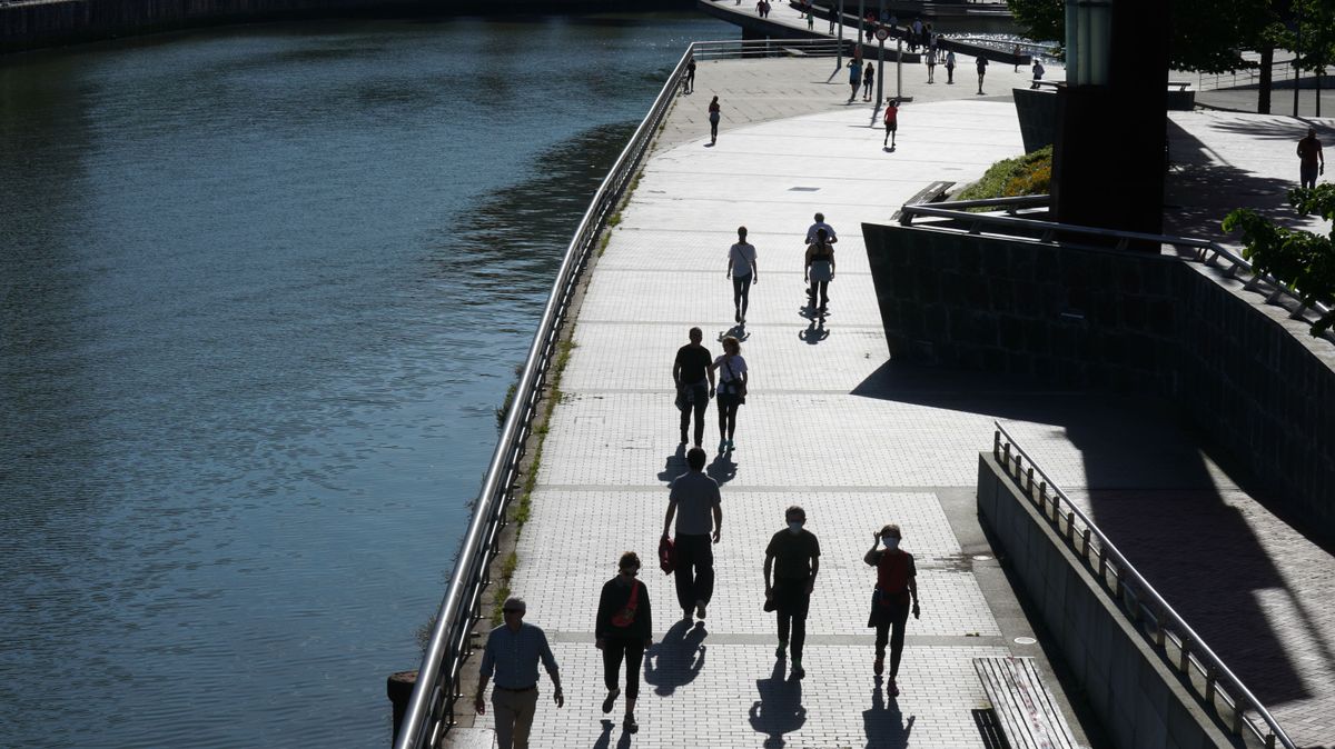 Varias personas pasean y hacen deporte en el Paseo del Arenal en Bilbao