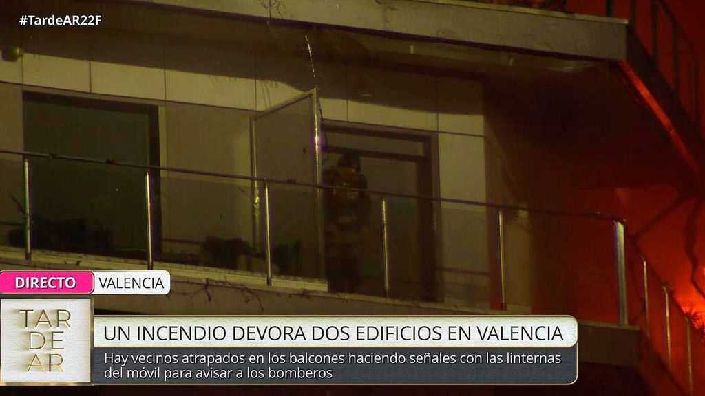 Varios vecinos quedan atrapados en sus balcones