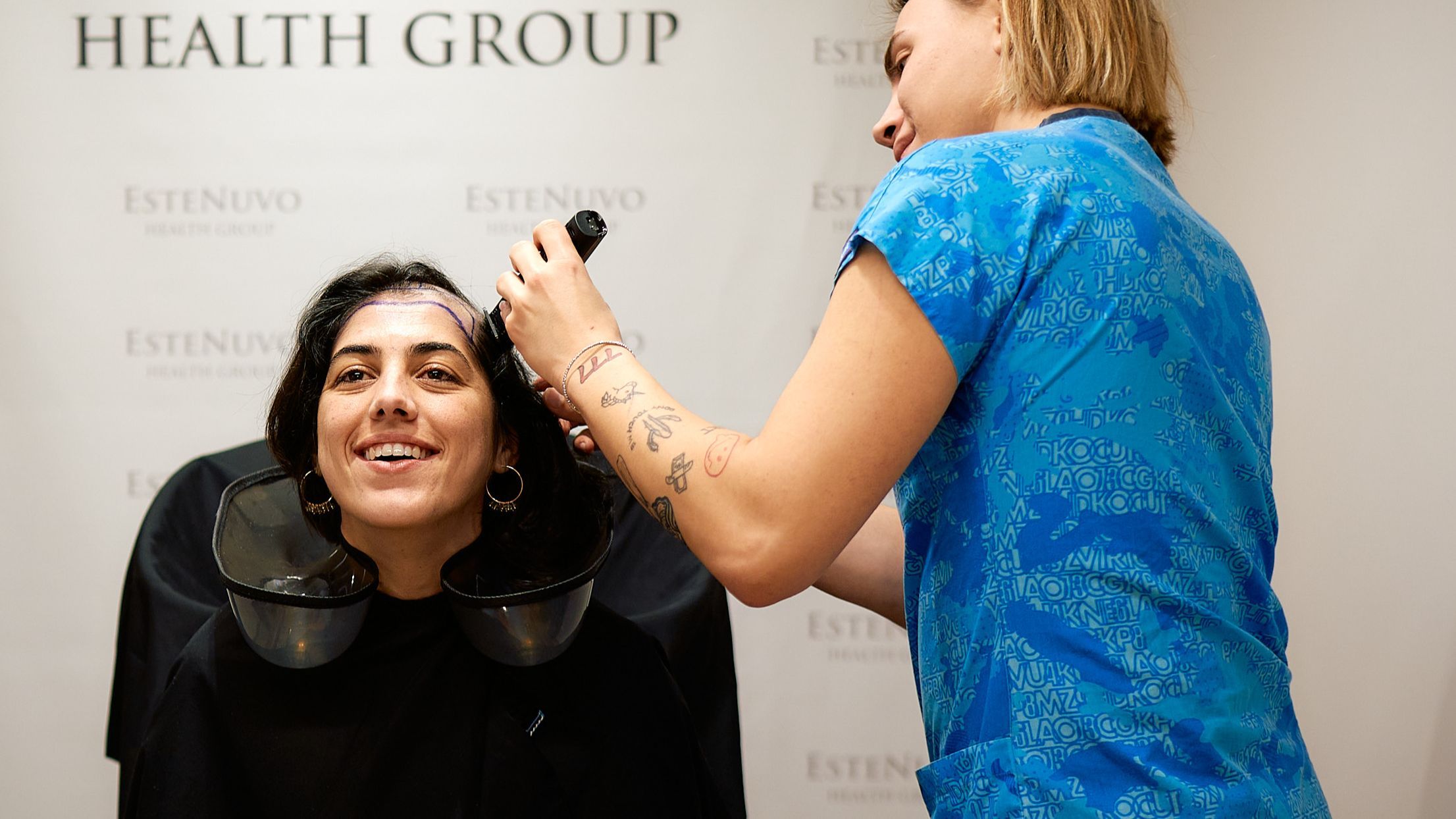 Yanira rapándose el pelo