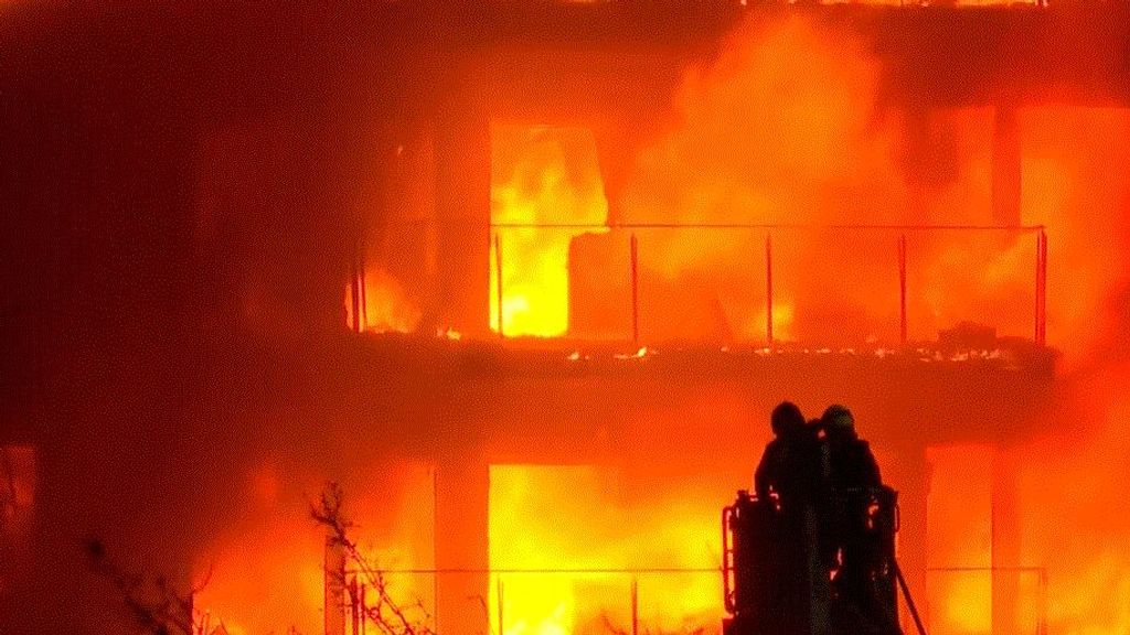 Al menos cuatro muertos y 20 desaparecidos en el incendio de Valencia