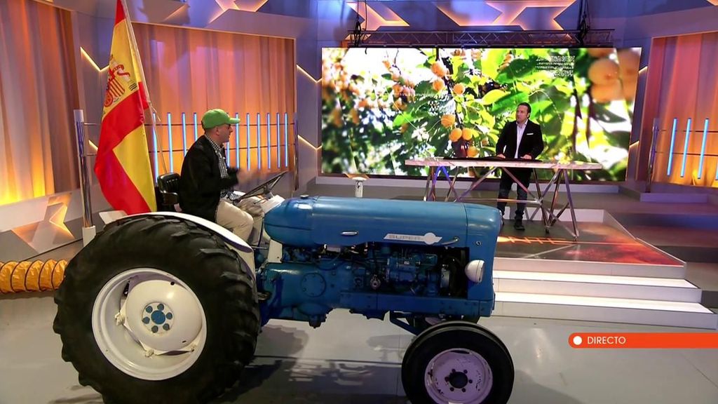 Ángel Gaitán entra en plató montado en tractor en apoyo a los agricultores ¡y cargado con el cinturón de Ilia Topuria!