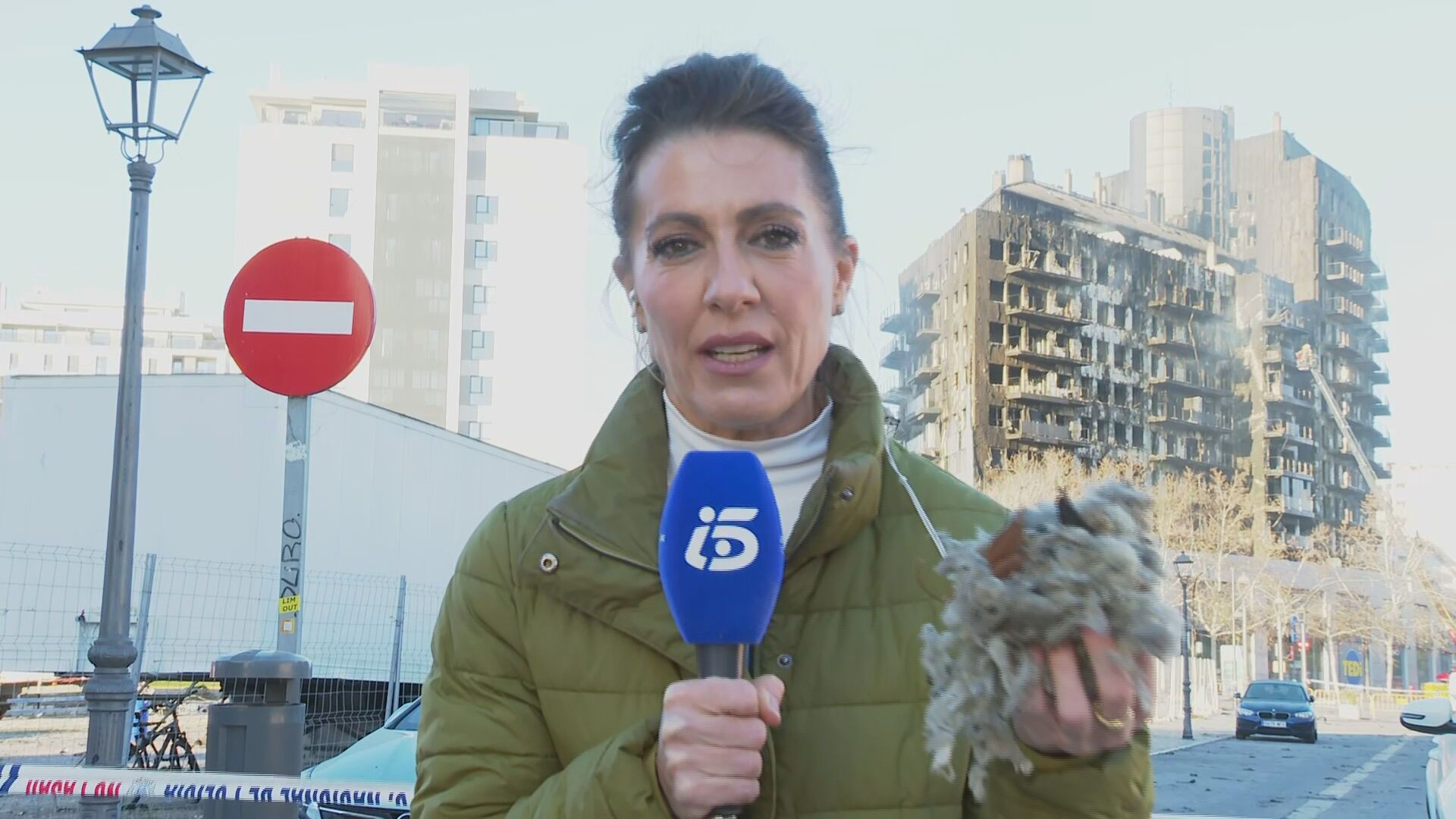 Ángeles Blanco enseña en directo restos de poliuretano, el material muy inflamable que facilitó la rápida propagación del fuego