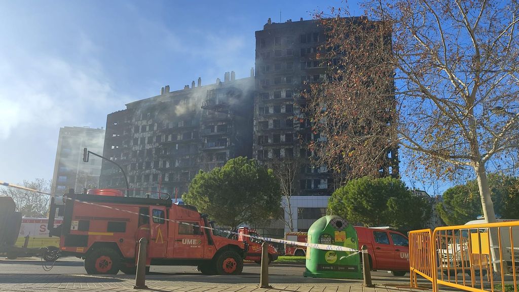 Así amanecía el edifico incendiado en Valencia este jueves.
