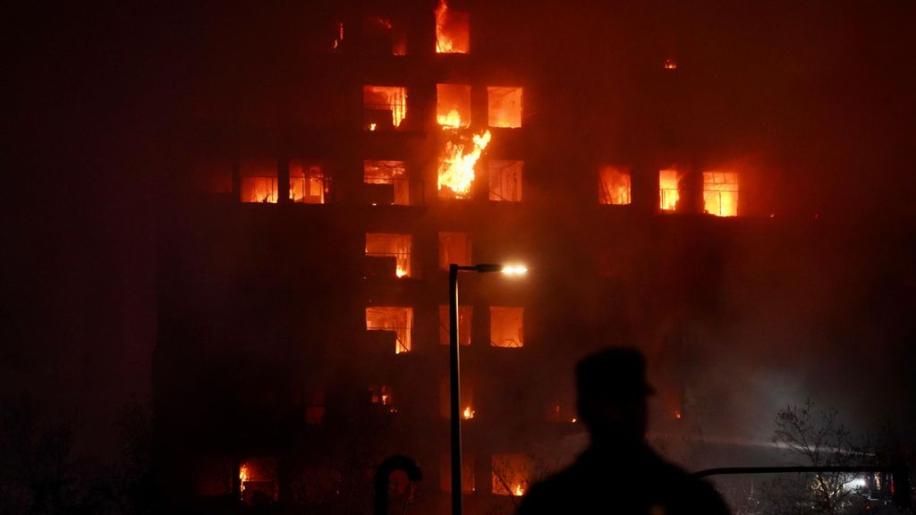 Balance de víctimas por el incendio en el edificio de Valencia: cinco muertos y 14 desaparecidos