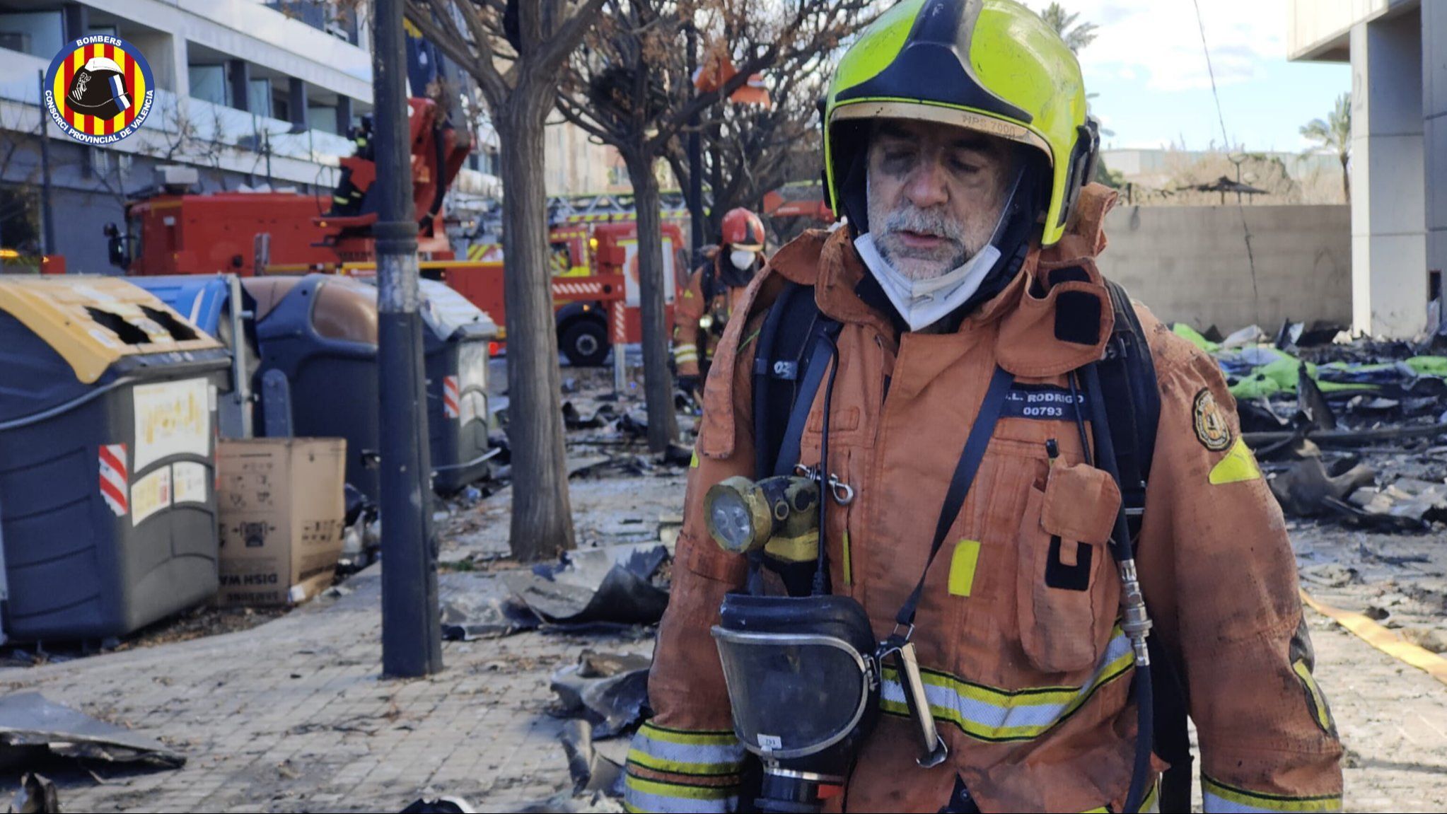 El esfuerzo titánico de los Bomberos de Valencia en el incendio del edificio