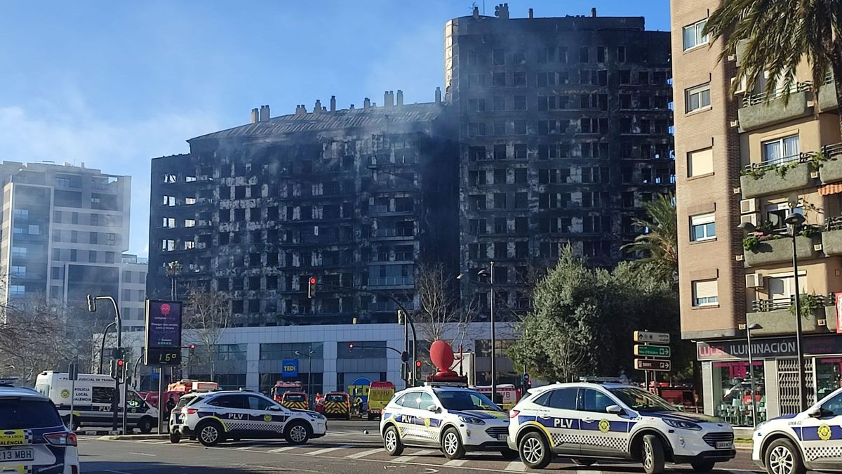 El humo vuelve a salir del edificio