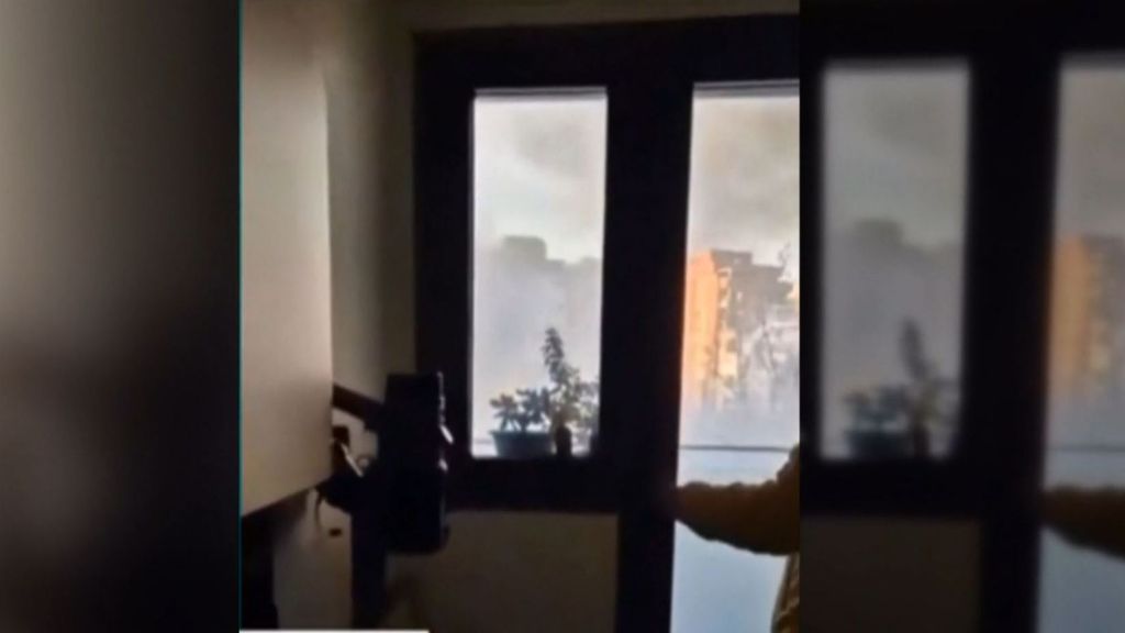 El incendio del edificio de Valencia, registrado por un vecino desde su cocina: las llamas, impulsadas por la fachada