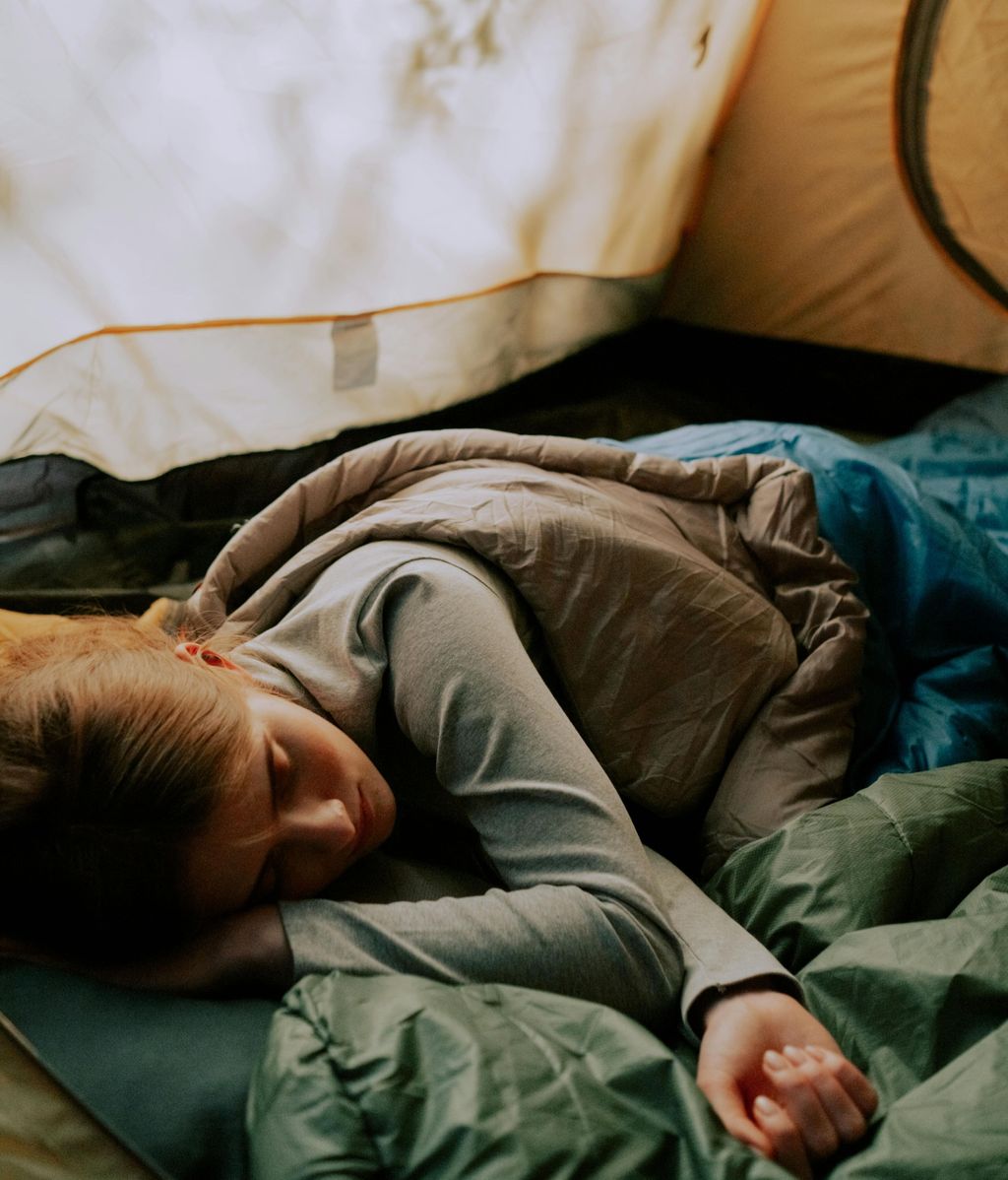 El saco de dormir es imprescindible para ir de acampada. FUENTE: Pexels