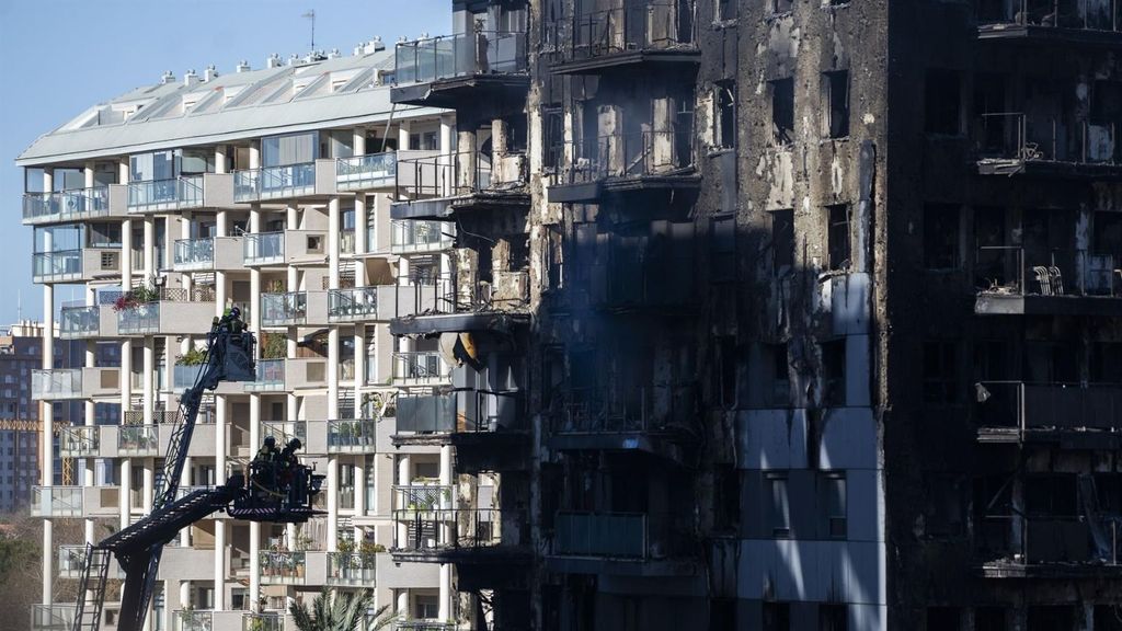 Los bomberos entran al edificio para identificar a los desaparecidos