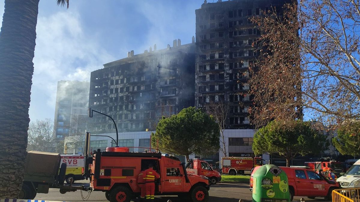 Los bomberos siguen trabajando para apagar el fuego y entrar en busca de los desaparecidos