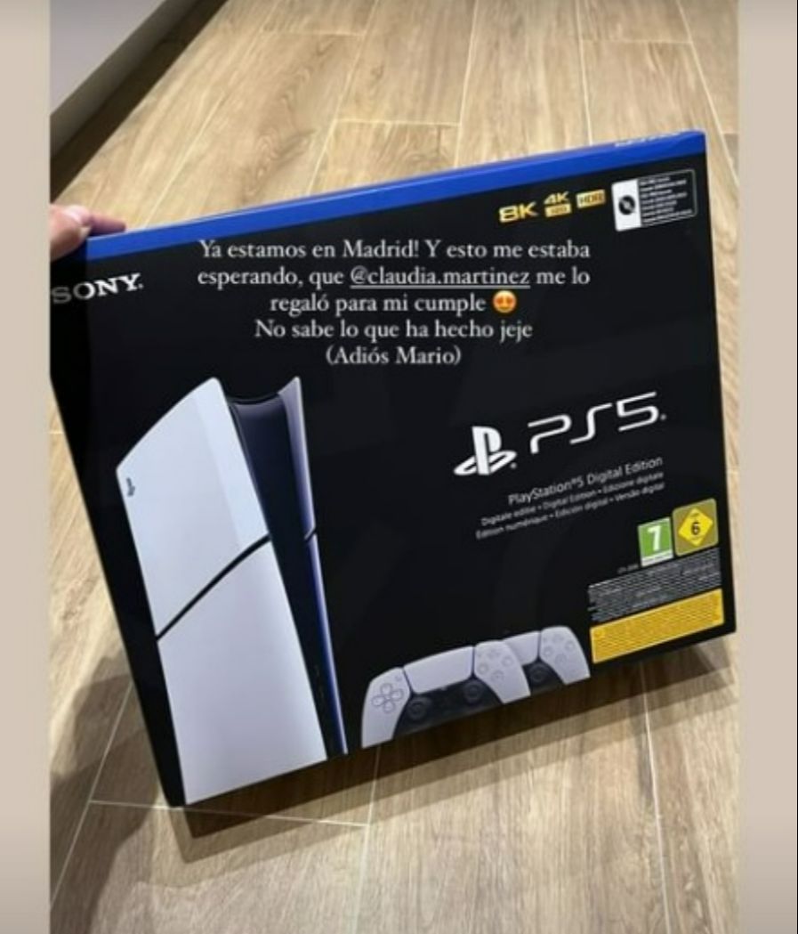 Mario presume del regalo de Claudia