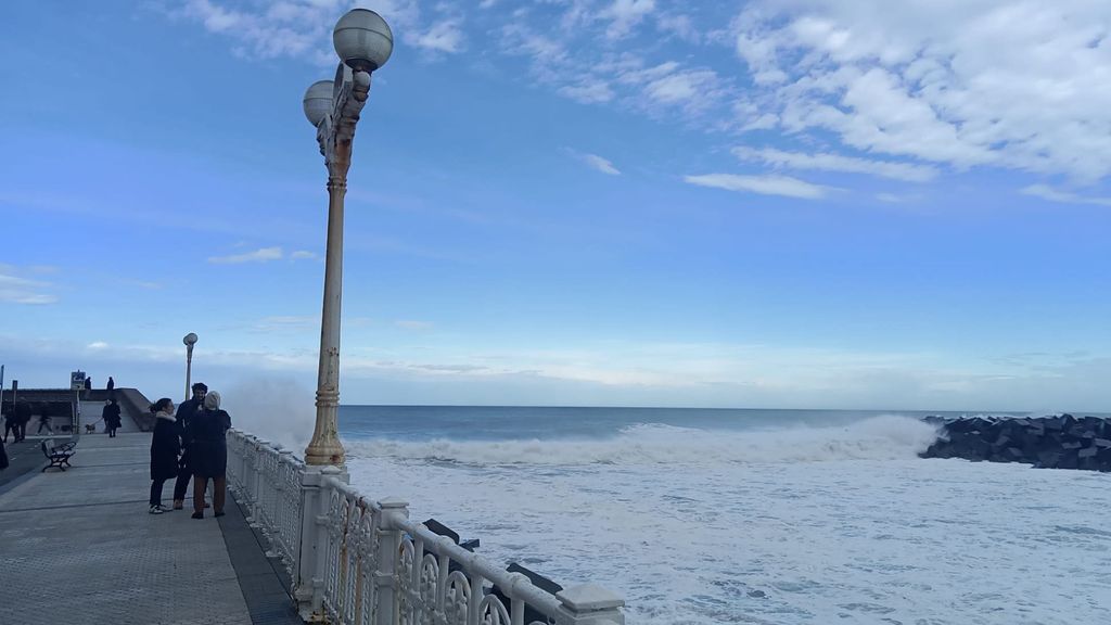 Oleaje este jueves 22 de febrero en Donostia.