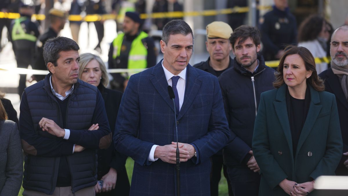 Pedro Sánchez, desde el lugar del incendio en Valencia: "La prioridad es la búsqueda de víctimas, estamos aquí para ayudaros"