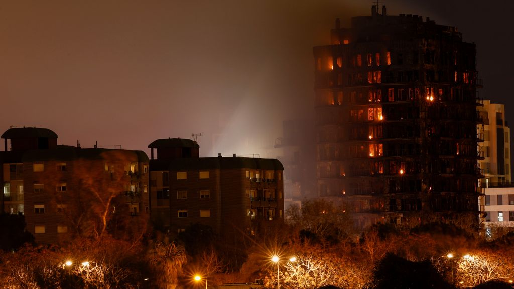 Se confirman los primeros fallecidos por el pavoroso incendio en un edificio en Valencia.