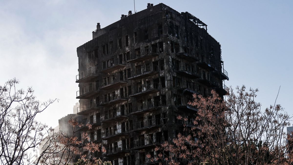 Vista de los edificios siniestrados en el fulminante incendio de este jueves en Valencia