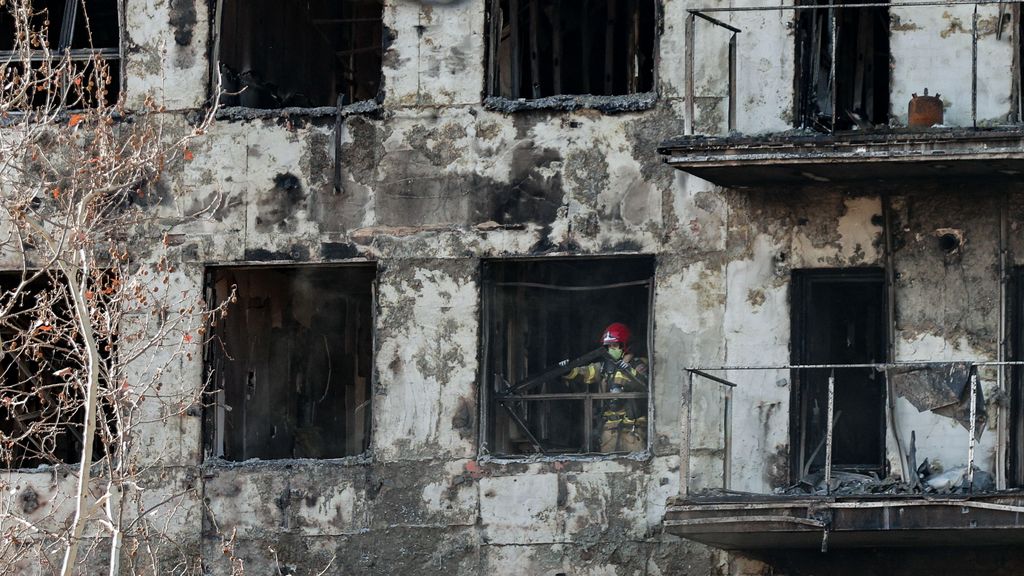 La familia muerta en el incendio de Valencia no desalojó y se encerró en el baño aconsejada por los bomberos