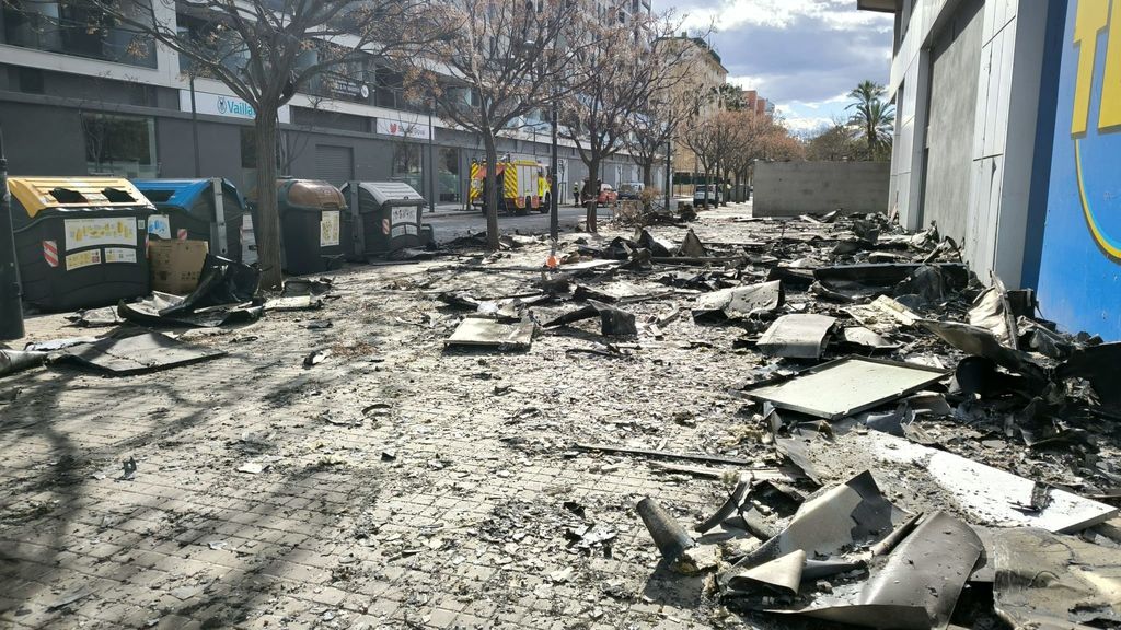 Los servicios de limpieza comienzan a retirar los restos del incendio de Valencia del entorno