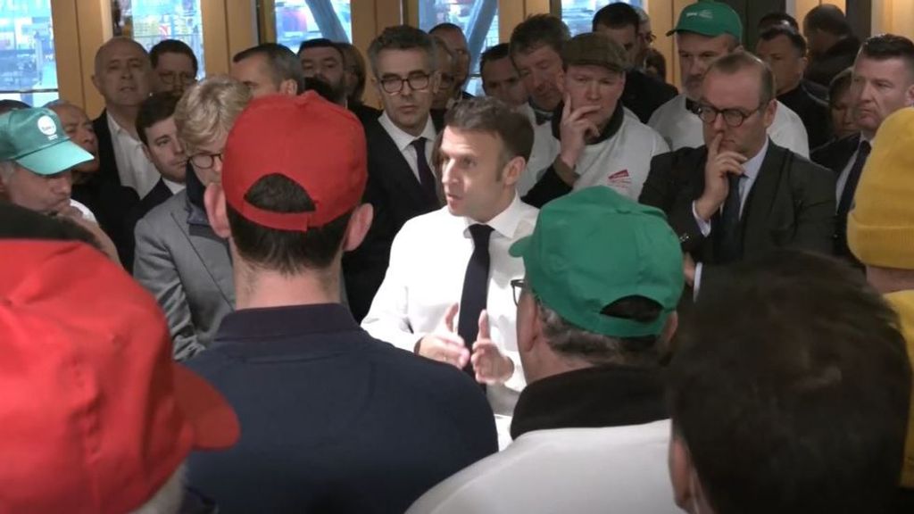 Macron media con los agricultores que se han manifestado en el Salón de la Agricultura de París