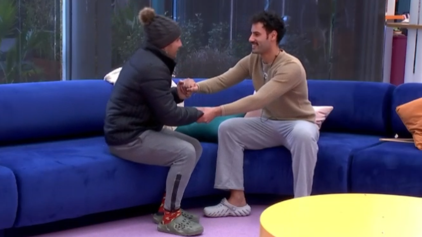 Pasear de la mano en Insta si, lo del nudismo, eso va a ser que no...