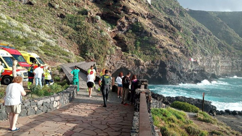 Rescatan a un menor de 12 años y buscan a un adulto tras caer al mar en Tenerife