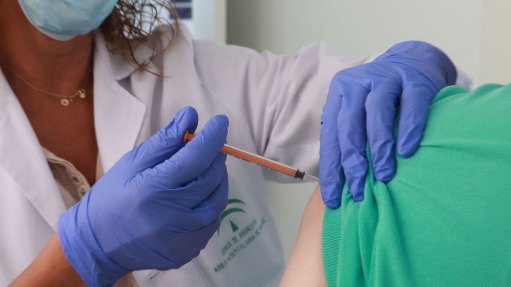 Vacunación a un paciente en Sevilla