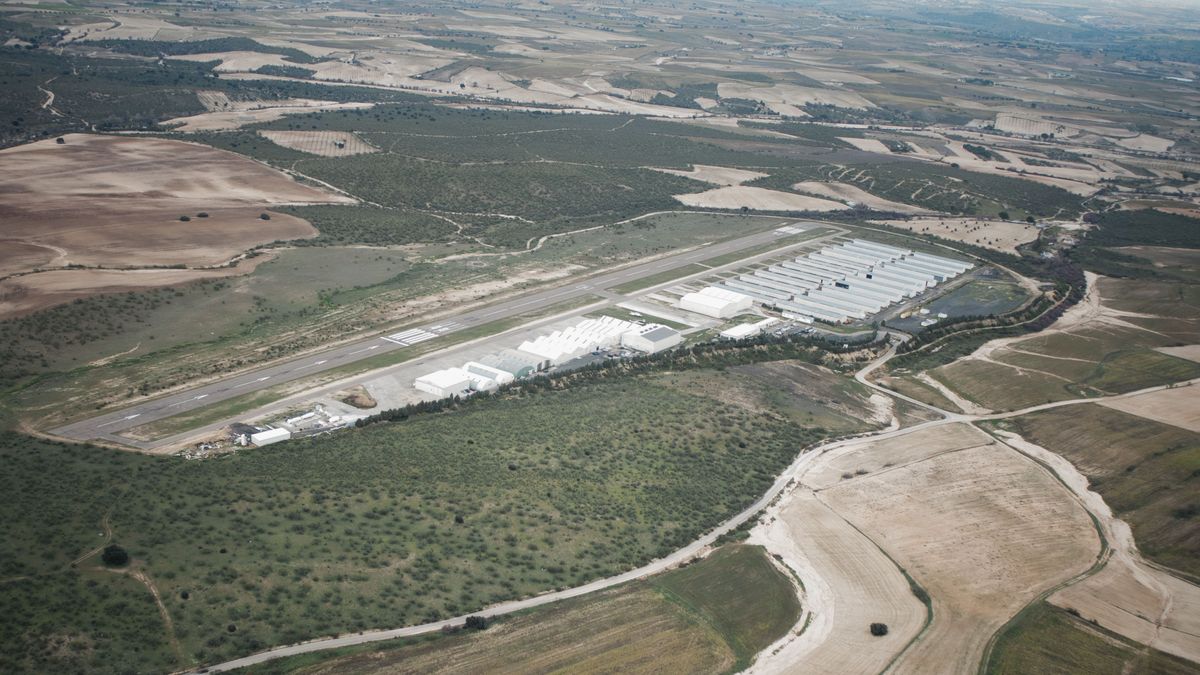 Vista áerea del aeródromo de Casarrubios-El Álamo en la frontera de Madrid-La Mancha
