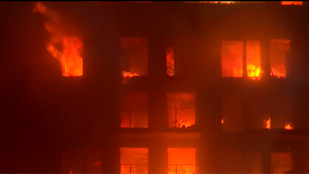 La lucha agónica de los bomberos contra el incendio en Valencia: "Por la emisora no paraban de pedir auxilio"