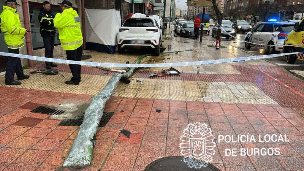 Muere un conductor tras salirse de la vía y golpearse contra una farola en Burgos