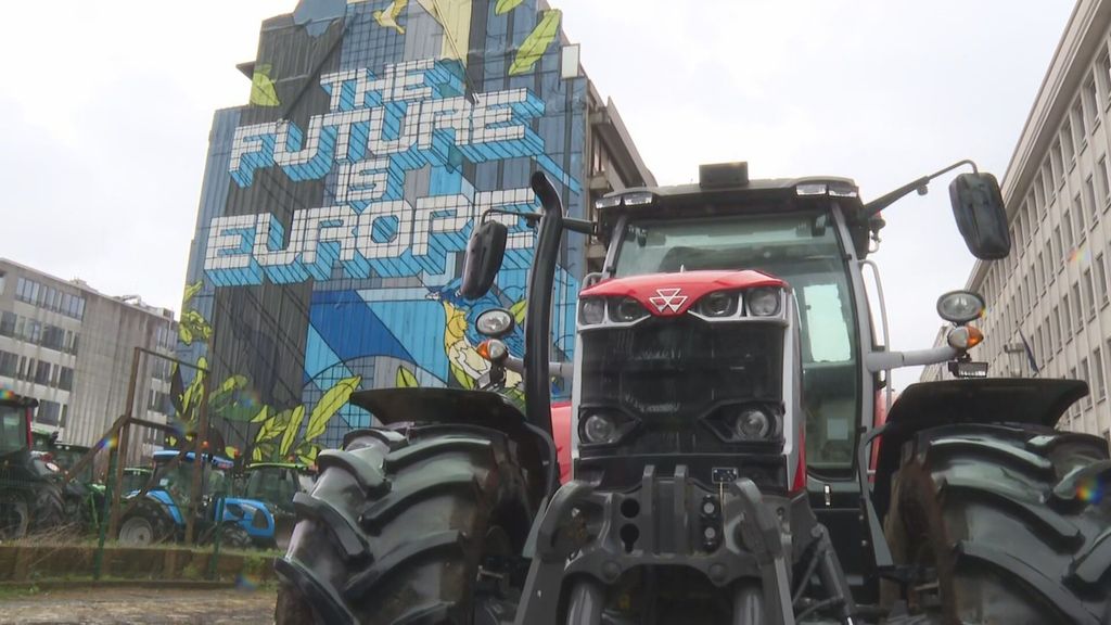 Cerca de 900 tractores extienden las protestas de los agricultores en Bruselas