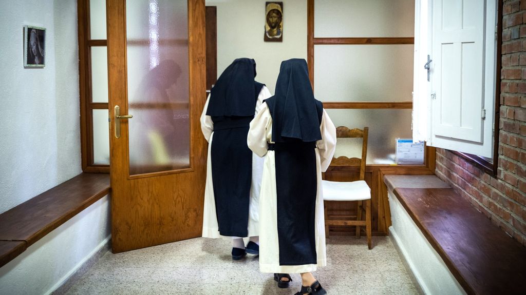 Dos monjas, ajenas a esta información, en el interior de un convento